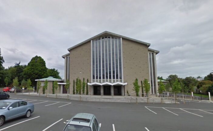 Igreja de Dublin foi fechada após dezenas de fiéis participarem da missa
