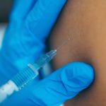 Médico irlandês foi suspenso por se recusar a aplicar vacinas