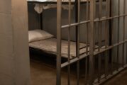 Brasileiro condenado à prisão perpétua escapa de prisão nos EUA escalando paredes
